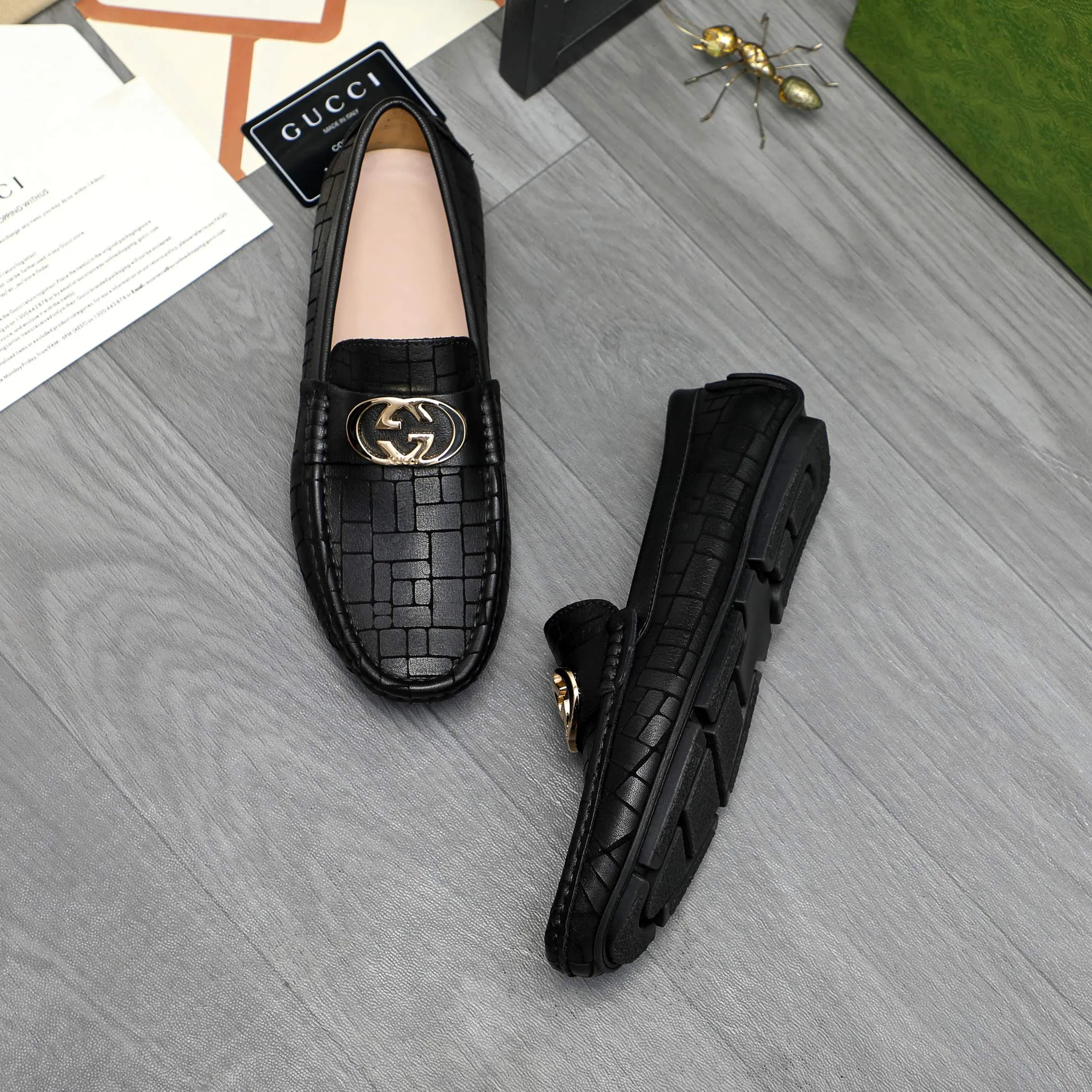 P380 Product trademark: GUCCI "Gucci" casual slip-on men's shoes Regular size: 38-45 Product material: Selected embossed stone grain cowhide upper, sheepskin lining, rubber outsole